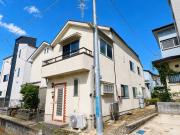 吹き抜け天井と広々LDKを備えたラグジュアリー住宅