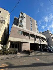 M′s court
