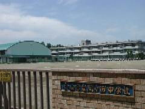 小山市立間々田中学校 1500m蛇まつりで有名な間々田八幡宮北側に位置します。