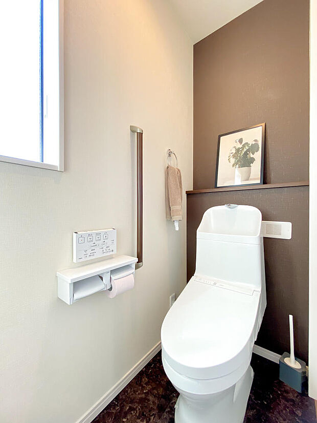 1階、2階のトイレはそれぞれ温水洗浄、暖房便座、脱臭機能と充分な機能を備えたトレイです。また窓もありいつもクリーンにお使い頂けます。