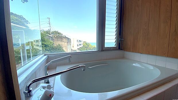 戸別温泉の浴室。温泉に浸かりながら相模湾を望む贅沢な時間を堪能できます。