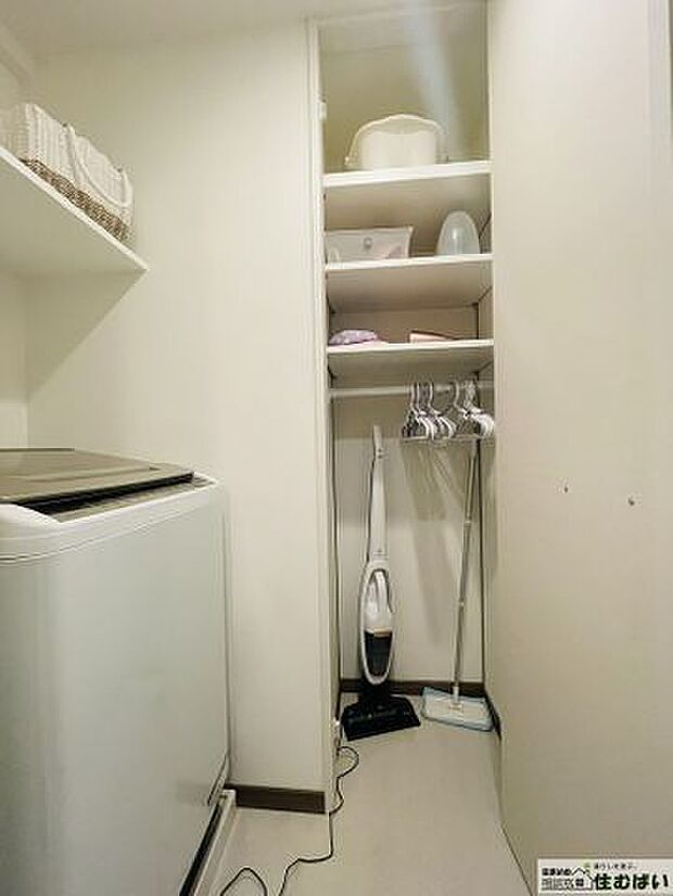 洗濯機置き場と収納スペースが設けられているのでよりスマートな洗面室に！ちょっとしたお洋服掛けもございますので、シワ伸ばしや消臭剤の使用等にも便利♪
