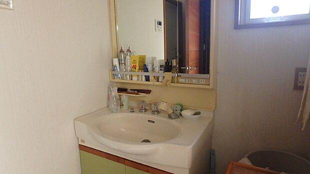 お風呂の手前にはこちらもコンパクトサイズの洗面台があります。きれいにお使いになられています。