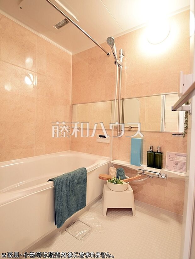 浴室　【ランドシティ調布多摩川セレーノ】一日の疲れを癒す、優しい色合いのバスルーム。お気に入りの入浴剤を使用してリラックスした空間を演出できます。