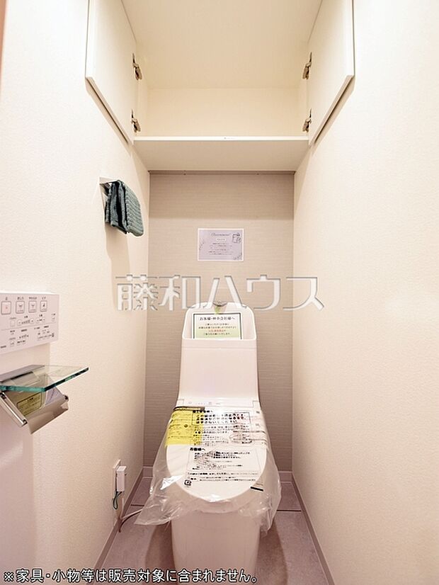 トイレ　【ランドシティ調布多摩川セレーノ】トイレの上部に収納スペースがあることで、足元がスッキリと片付きます。