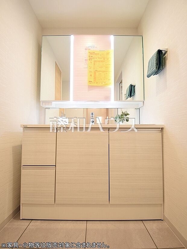 洗面室　【ランドシティ調布多摩川セレーノ】洗面室には三面鏡付きの洗面台。洗面台下は収納空間になっており、予備の歯ブラシやヘアケア用品といった小物もスッキリと片付きます。
