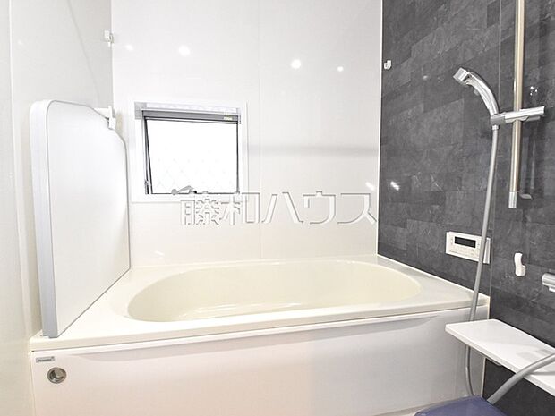 白を基調とした清潔感あふれるバスルームです　　【日野市程久保3丁目】浴室