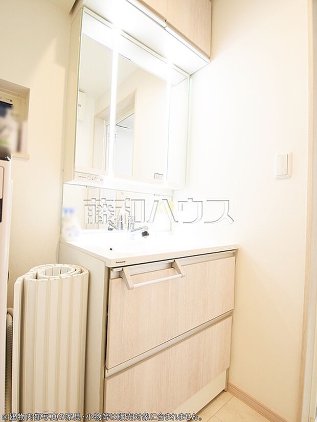 洗面室　【調布市柴崎1丁目】三面鏡付きの洗面台。鏡の裏にも収納があり、歯ブラシや化粧品等もすっきり収納できます。