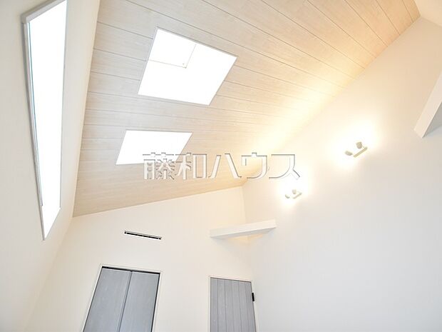 天井高で開放的な居室は、自然光を十分取り入れて心地よい空間を演出します。 居室　【清瀬市野塩4丁目】