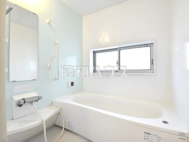 白を基調とした清潔感あふれるバスルームです　　【西東京市緑町2丁目】浴室