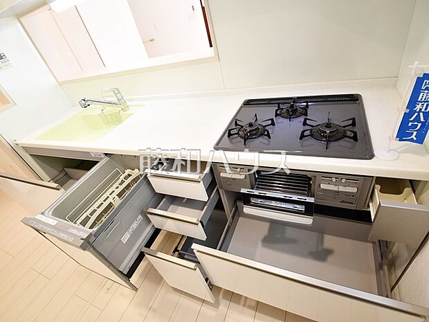ビルトイン食洗機【三鷹市中原3丁目】  ビルトイン食洗機は毎日の家事を軽減させてくれます。またワークトップも広々使え機能性も向上します。　