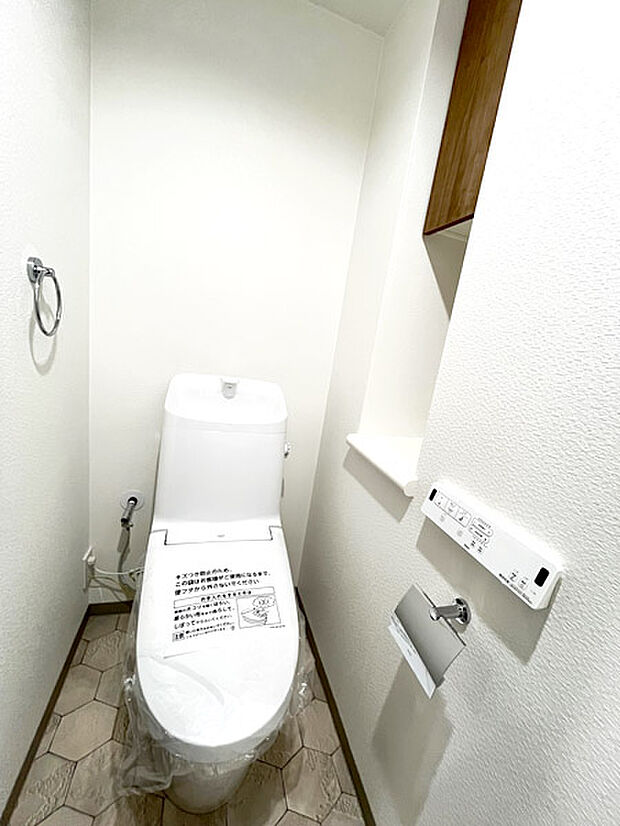 トイレ、リモコン、タオル掛けは全て新品と交換済です。もちろん壁紙も貼替ています。