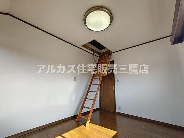 小屋裏収納は季節物家具など使用機会が限られている家財の収納に力を発揮します。