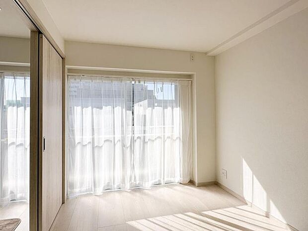一日の疲れを取る主寝室は大型のベッドも配置が可能です。窓から注がれる光で家族とのコミュニケーションも明るくなりそうです。