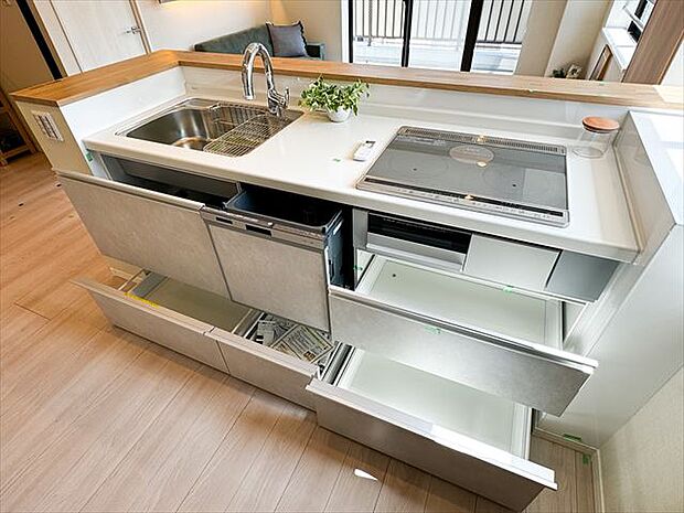 キッチン下には収納が豊富なためすっきりとした空間で調理ができます。