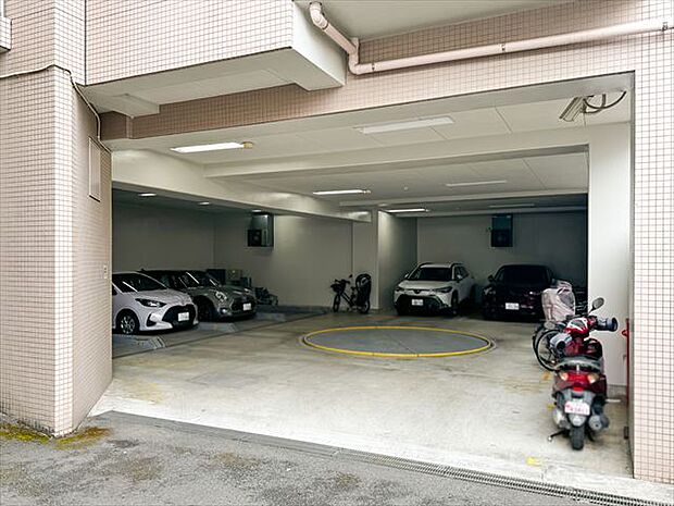 敷地内に設けられた駐車スペース。 