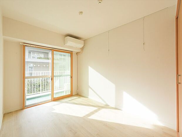 窓からたっぷりと陽光が注がれる、明るく快適なプライベート空間となっております。 