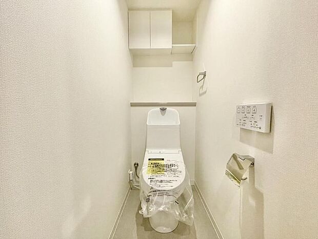 シンプルでシャープなフォルムは、そのデザイン性だけでなく汚れが拭きやすくお手入れ簡単です。白を基調としたウォシュレットトイレは清潔感あるプライベート空間を演出します。