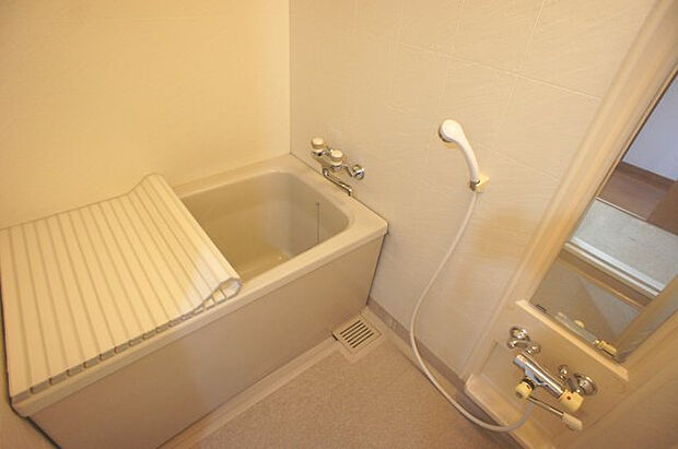 白基調の浴室です。オートバスなので、ワンタッチでお湯が腫れ、追炊き可能です。