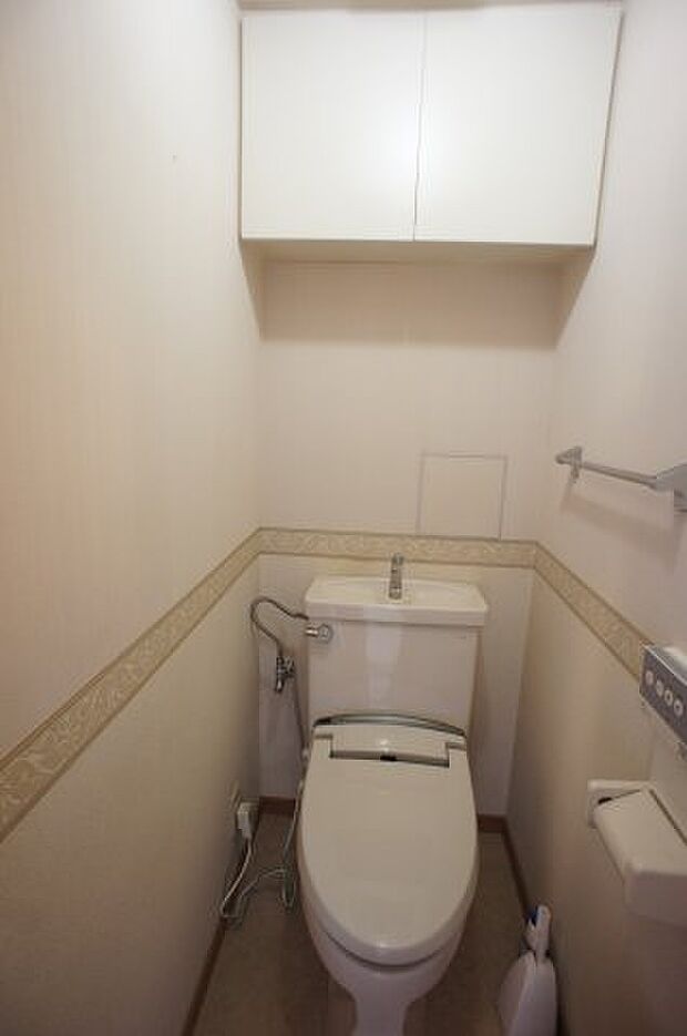 シャワートイレ付で、上部には吊戸棚があり収納も豊富です。