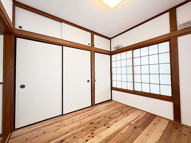 障子をとおしての光はどこか優しい印象をうけます。もともとの日本家屋を活かした素敵なリフォーム物件です。
