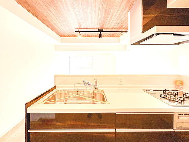 対面式キッチンは開放的で空間の広がりを感じることができます。明るいスペースで楽しく家事ができます。