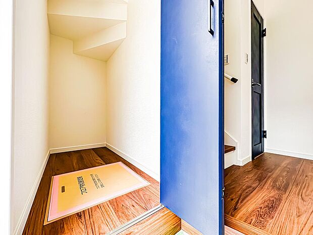 玄関には収納力を誇る、シューズインクローゼットを完備。諸々収納でき、暮らしに役立つ存在です。室内（2023年5月）撮影