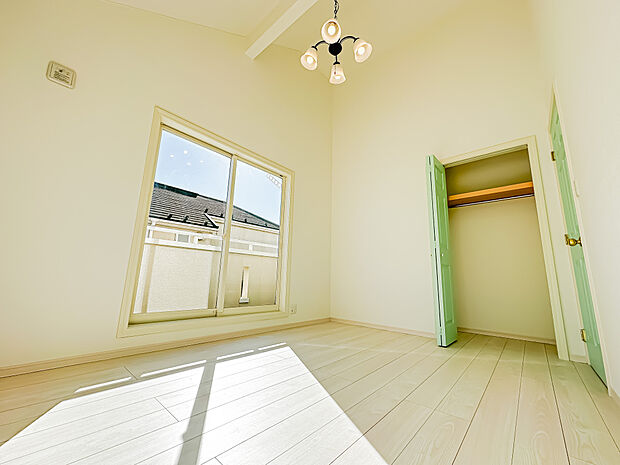 約5.7帖のホワイトベースの居室は、飽きが来ず家具やレイアウトが映えるお部屋です。クローゼットも完備されています。室内（2023年10月26日）撮影