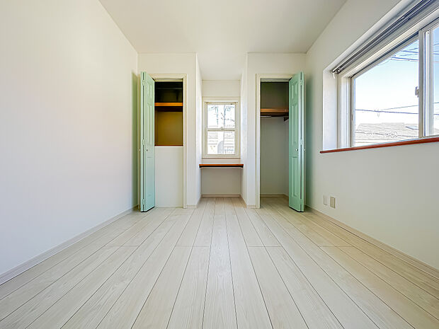 約5.5帖の居室は、クローゼット2つにカウンターをご用意しております。室内（2023年10月26日）撮影