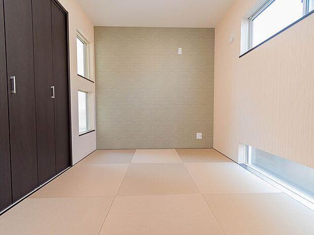 シンプルデザインなことによりご自分お好みのレイアウトがしやすい主寝室。各居室ごとにクローゼットが設置されているのでお部屋の整理整頓もすっきり楽々。お部屋をよりゆったりとお使い頂けます。