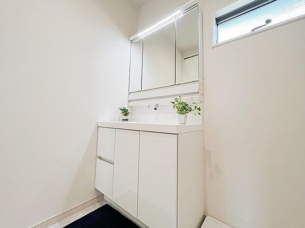 ノズルが伸びるタイプの洗面台はお掃除もらくらくで、大きな鏡の洗面台は朝の身支度をお手伝い。3面鏡にもなる洗面台は収納豊富ですっきり収納できますね。
