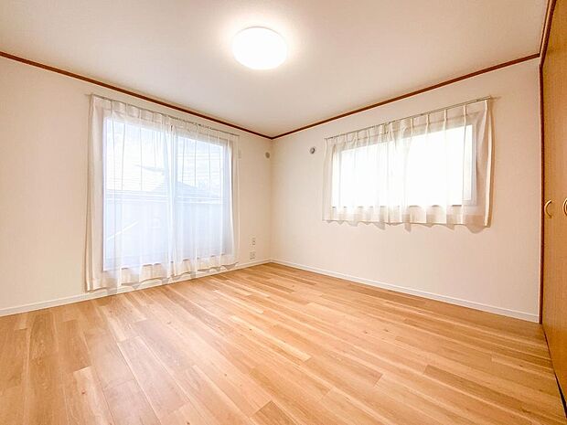 各居室にはクローゼットを完備し、家具の配置にも困らない設計がされています。採光と通風のバランスがほどよく絶妙です。