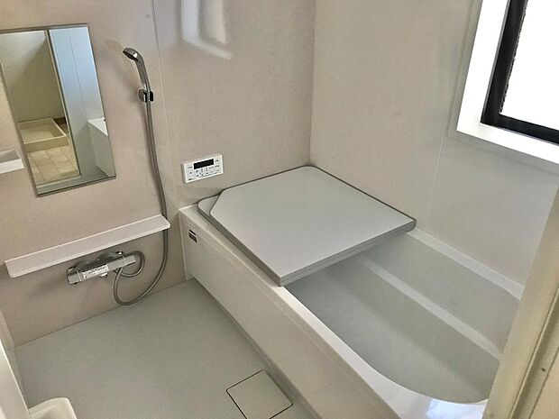 新規ユニットバス、アクセントパネルは清潔感のあるホワイト調で統一。浴室乾燥暖房付き。