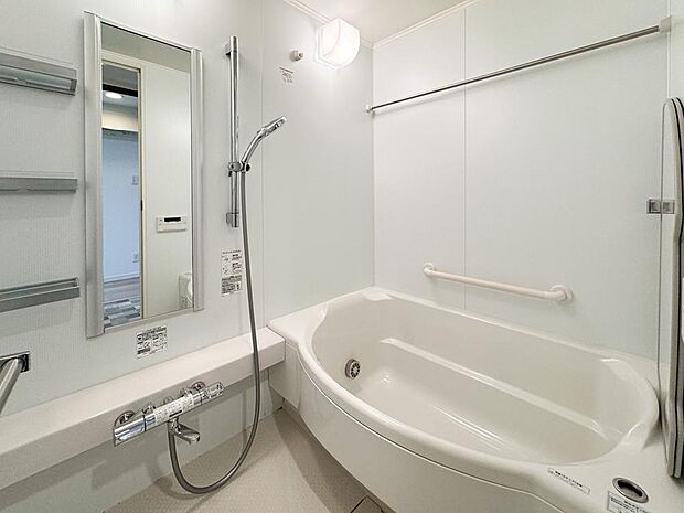 ユニットバスを交換し綺麗に明るく生まれ変わった浴室です。浴槽の広さがあり寛ぎの時間となります。