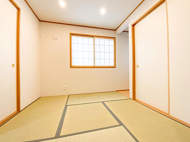 日本ならでは、和の趣きを感じられる和室がございます。目の届きやすいリビングに隣接しているため、小さなお子様のプレイルームや一時的な客間としてもご活用頂けます。