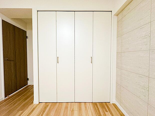 「すっきりとした空間を・・・」居室に大きなクローゼットを設けることにより、有効的な室内を造り上げております。