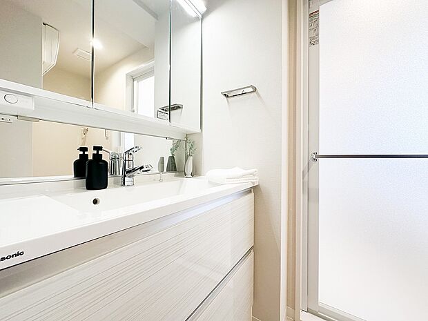 洗面脱衣スペースもコンディション良好。鏡の裏にも収納スペースがございます。