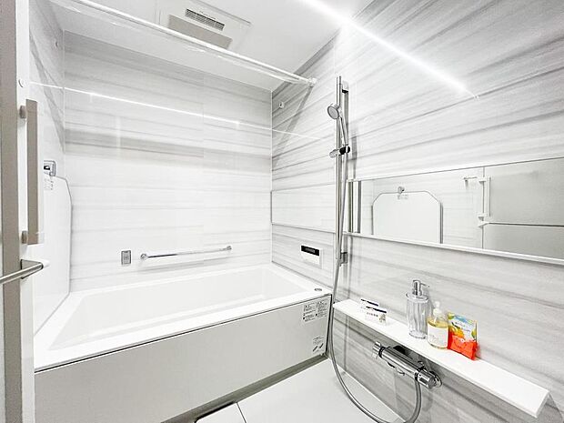 浴室は快適なだけではなく、清潔さを保ち易い工夫も必要ではないでしょうか。汚れをはじく有機ガラス系の新素材を採用し、ワンタッチでゴミを捨てられる機能も付いた最新のバスユニットを導入致しました。
