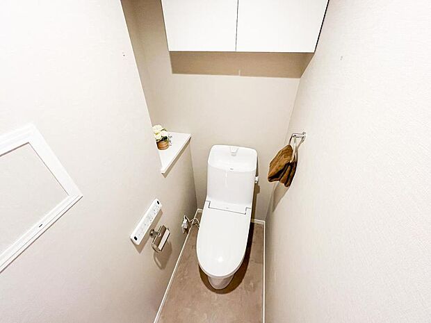 トイレはウォシュレット機能付きの最新タイプ。ご家族だけでなく来客やご友人も使うので、いつも清潔を保てるように配慮しなければならない場所。見た目から清潔感あるホワイトを基調にデザインされました。