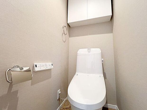 シンプルで清潔感のあるトイレには、うれしい収納BOXが設置されております。