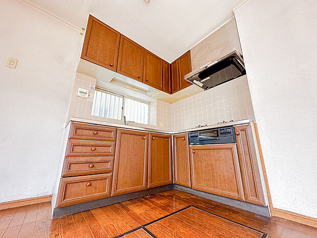 L型キッチンは対面式のように大きなスペースを必要としないのが特徴。
