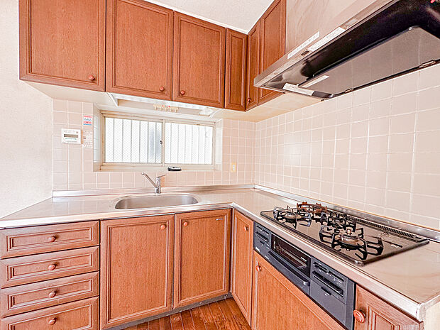 L型キッチンは対面式のように大きなスペースを必要としないのが特徴。限られたお部屋を自分仕様の空間につくれます。