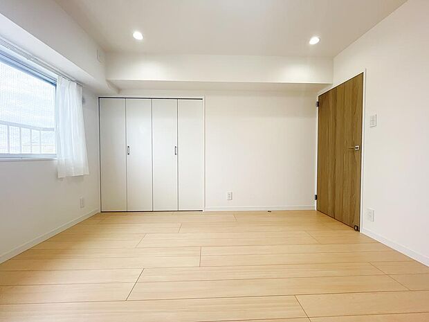 白を基調とした部屋は、部屋をより広く見せてくれます。光を反射するので部屋を明るく美しく見せる効果もあります。