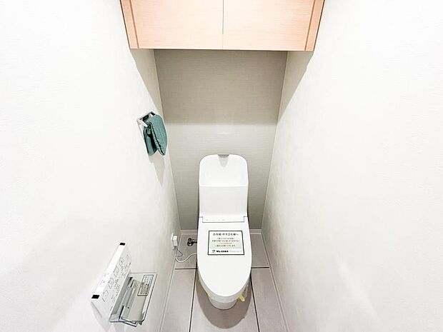トイレはウォシュレット機能付きの最新タイプ。ご家族だけでなく来客やご友人も使うので、いつも清潔を保てるように配慮しなければならない場所。見た目から清潔感あるホワイトを基調にデザインされました。