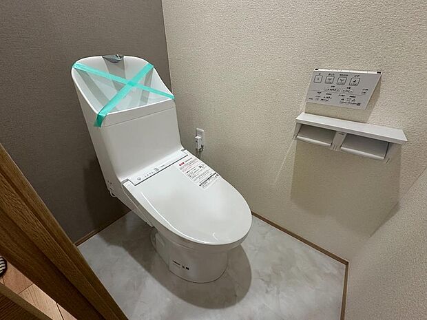 トイレ関係の設備も一新されています。もちろん温水洗浄機能付き便座です。気になる水周り関係が新しくなっていると、気持ちよく新生活が始められますね。