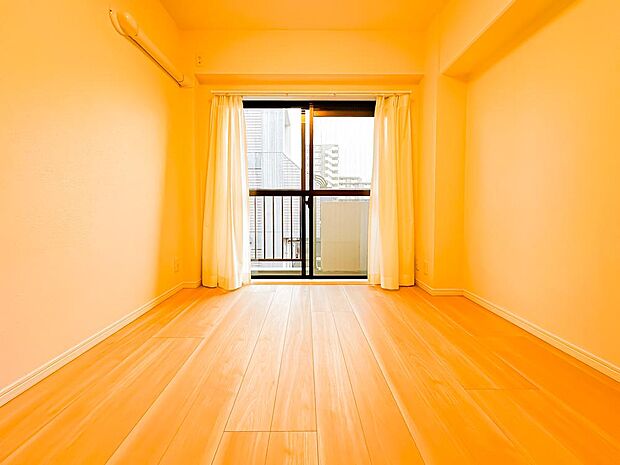 約4.9帖の主寝室は、ベットを置いても余裕がありそうなスペースです。バルコニーに出ることができます。室内（2024年2月24日）撮影