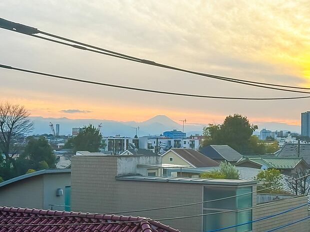 富士山が臨める眺望を、バルコニーから楽しむことができます。ぜひ現地でご覧ください。現地からの眺望（2024年2月24日）撮影