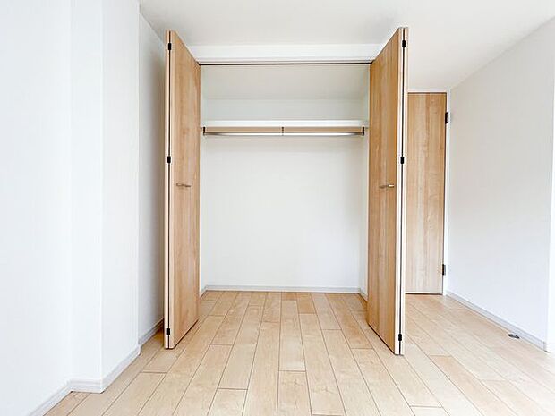 『すっきりとした空間を・・・』居室に大きなクローゼットを設けることにより、有効的な室内を造り上げおります。