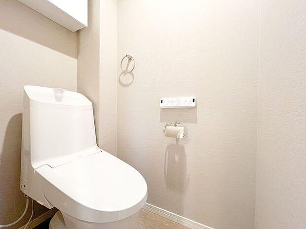 トイレは落ち着きのある空間に収納棚もあり便利です。