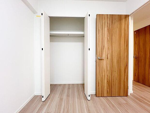 「すっきりとした空間を・・・」居室に大きなクローゼットを設けることにより、有効的な室内を造り上げおります。